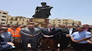 صاحبه شاعر مدح خير البرية.. حكاية تمثال ضخم يزين ميدان المحطة في بني سويف -صور