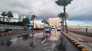 تأخرت يومين.. هطول أمطار المكنسة على الإسكندرية- صور