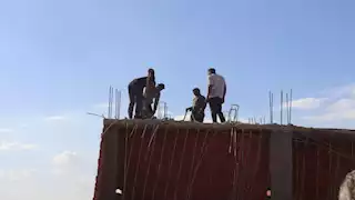 محافظ القليوبية يشهد إزالة 4 طوابق مخالفة في برج غير مرخص بطوخ