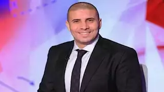 حافي.. 4 صور طريفة لمحمد زيدان بالبدلة