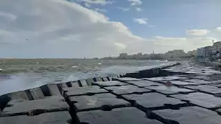 "البحر غضبان".. الأمواج تتجاوز كورنيش الإسكندرية -صور