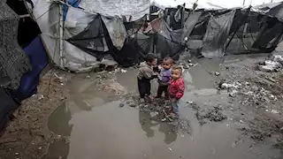 الدفاع المدني: أمواج البحر تغرق خيام النازحين بسبب المنخفض الجوي في غزة