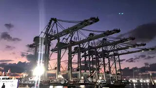 مدبولي يتفقد الأوناش العملاقة بمحطة حاويات "تحيا مصر 1" بميناء دمياط