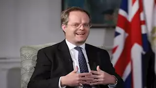 السفير البريطاني في وداعه للقاهرة: "المصريين علموني خفة الدم" (فيديو)