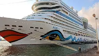 "عايدة بلو" تصل ميناء بورسعيد وعلى متنها 3100 سائح- صور