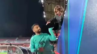 موقف إنساني بين محمد صلاح وطفلة قبل مباراة ليفربول وجيرونا (فيديو)