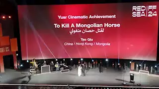 أبو بكر شوقي يقدم جائزة اليسر لأفضل مساهمة سينمائية بمهرجان البحر الأحمر السينمائي 2024