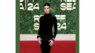 النجمة التركية توبا تتألق على السجادة الحمراء في ختام البحر الأحمر (صور)