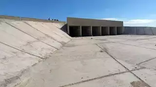 سد وبحيرة ومفيض مياه.. مدينة رأس سدر تستعد لموسم السيول -صور