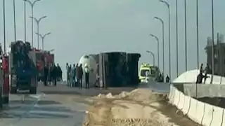 صور| انقلاب تريلا محملة بمواد بترولية بالقرب من حي الأسمرات باتجاه التجمع الأول