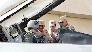  وزير الدفاع خلال تفقد إحدى القواعد الجوية: العامل الحاكم في أي معركة هو الفرد المقاتل