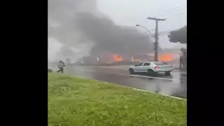 "لم ينجُ منها أحد".. لحظة سقوط طائرة ركاب برازيلية فوق مبنى (صور وفيديو)