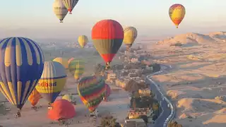 87 بالونًا تطير في سماء الأقصر.. 1900 سائح يشهدون سحر المدينة من الأعلى -صور