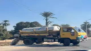 ضبط سيارة كسح تلقي مخلفاتها في ترعة بني فيز بأسيوط