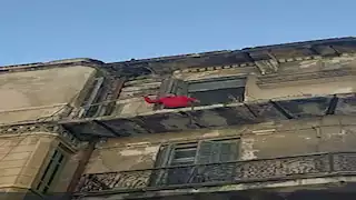 بالصور- انهيار شرفتين بعقار في منطقة العطارين بالإسكندرية.. والحي يتدخل 