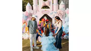 "لا أري جمال الدنيا إلا بها".. هكذا احتفل حمدي الميرغني بعيد ميلاد ابنته (صور)