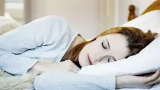 علامة على الوسادة عند الاستيقاظ.. تنذر بإصابتك بالسرطان