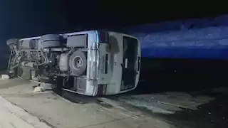 اختلال عجلة القيادة يؤدي لانقلاب ميني باص وإصابة 15 شخصًا بأكتوبر