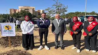 جامعة المنيا تشارك في مبادرة "اتحضر للأخضر" بزراعة شجرة باسمها -صور
