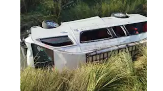 إصابة شاب وفتاة جراء سقوط ميكروباص في ترعة بقنا