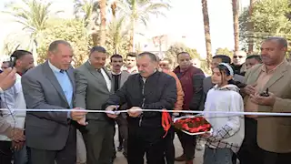 بالصورـ محافظ أسيوط يفتتح سوق "اليوم الواحد" بالبداري