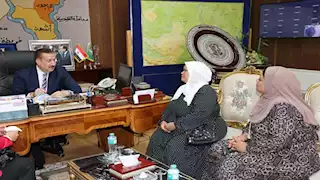 "زفاف يجمع القلوب".. محافظ المنوفية يتلقى دعوة لمشاركة فرحة عروسين يتيمين (صور)