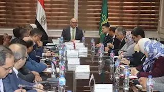 محافظ القليوبية يناقش تطوير منطقتي باسوس والعكرشة