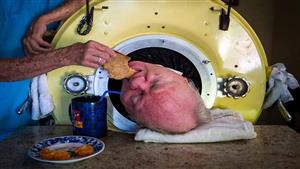 بالصور.. رجل يعيش داخل رئة حديدية منذ 70 سنة