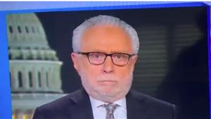 تصرف صادم وغريب لمذيع على الهواء- لن تتوقع ماذا فعل؟