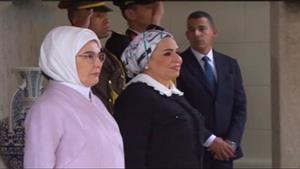 انتصار السيسي وقرينة أردوغان تزوران الهلال الأحمر وغرفة عمليات "حياة كريمة"