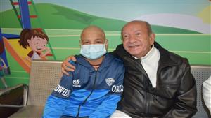 بالصور- الفنان لطفي لبيب يحتفل بعيد الحب مع الأطفال مرضى السرطان في الأقصر