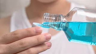 أطباء يحذرون من الإفراط في استخدام غسول الفم يوميا.. ما أضراره؟