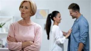 سيدة تطلب الطلاق من زوجها بسبب حماتها.. لن تتوقع ماذا فعلت؟