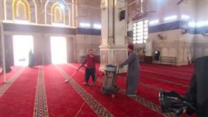 تطهير وتعقيم المساجد استعدادًا لصلاة التراويح في رمضان بالشرقية