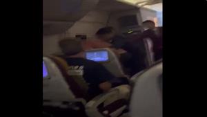 أثناء تحليقها.. راكب يتعدى على مضيفة طيران على متن طائرة ( فيديو)