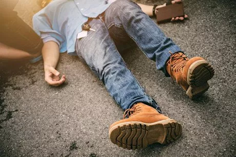 كيف تتصرف لإنقاذ فاقد الوعي بسرعة.. طبيب يجيب 