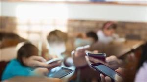 هل يقضي منع استخدام الهواتف المحمولة داخل المدراس على التأثيرات السلبية للطلاب؟