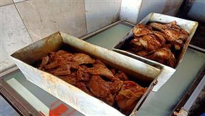بالصور- غلق مطعم شهير وإعدام نصف طن دجاج في الشرقية
