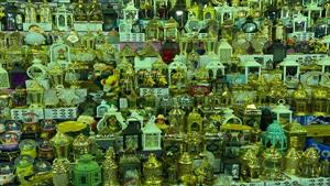 فوانيس وديكورات تبدأ بـ10 جنيهات فقط.. أسعار زينة رمضان بالأسواق 