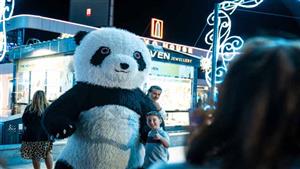 ألعاب بهلوانية وعروض حركية مثيرة.. مهرجان الشارع بساحة سوهو سكوير يجذب السائحين بشرم الشيخ