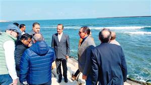 بالصور- وفد أوروبي يزور المناطق المتأثرة بارتفاع مستوى سطح البحر في البحيرة 