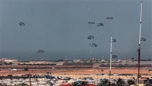 في آخر إنزال جوي.. هدايا ورسائل من طفلين مصريين لأطفال غزة- صور