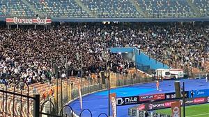 الكأس يا زمالك.. احتفال خاص من الجماهير البيضاء بعبدالله السعيد (صورة)