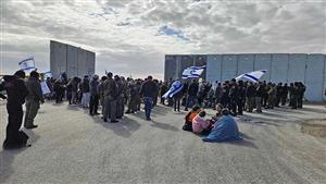 اقتحموا موقعا عسكريا.. متظاهرون إسرائيليون يدخلون قطاع غزة ويرفضون المغادرة