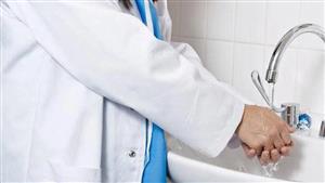 مريض يضرب طبيبا في عيادته لقيامه بهذا الفعل بعد فحصه.. لن تتوقع 