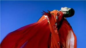 قبل حفلها بالأهرامات.. آمال مثلوثي تطرح كليب "Lose My Mind" من ألبومها الجديد