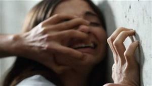 زوجوها لثري عربي فكشف الجريمة.. قاصر اغتصبها زوج والدتها بمباركة الأم