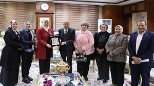 محافظ المنيا يُكرم المجلس القومي للمرأة لجهوده في قرى حياة كريمة - صور