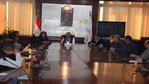 بحث الاستعدادات النهائية لانطلاق مهرجان الأقصر للسينما الأفريقية - صور