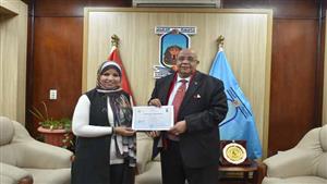 بالصور- رئيس جامعة الأقصر يكرم المشاركين ببرنامج جامعة الطفل في ختام فعالياته 